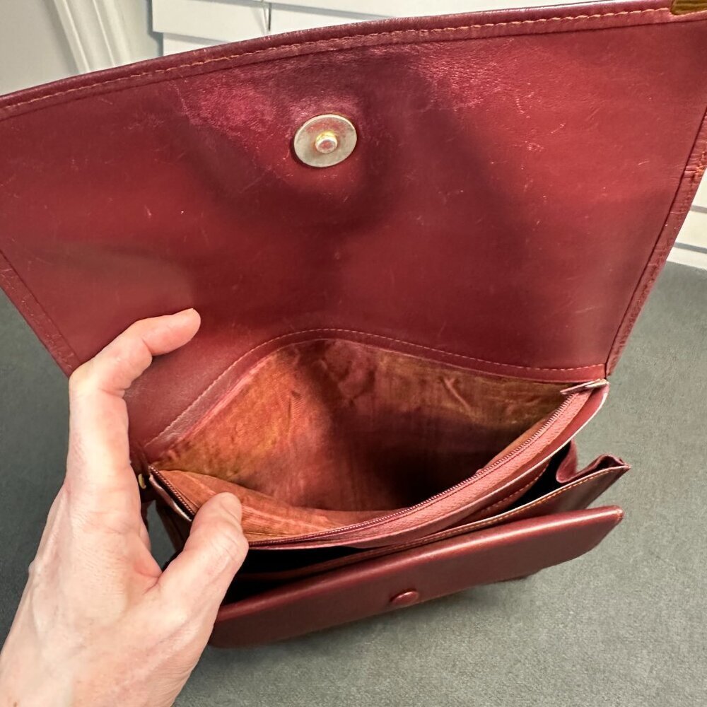 ✨ VINTAGE CARTIER CLUTCH BAG - RED BORDEAUX BURGUNDY LEATHER W/ GOLD HARDWARE ✨ - Picture 7 of 13